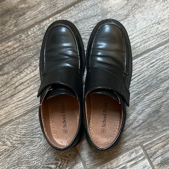 Boys Black Velcro Dress Shoes Size 4 - Picture 3 of 8